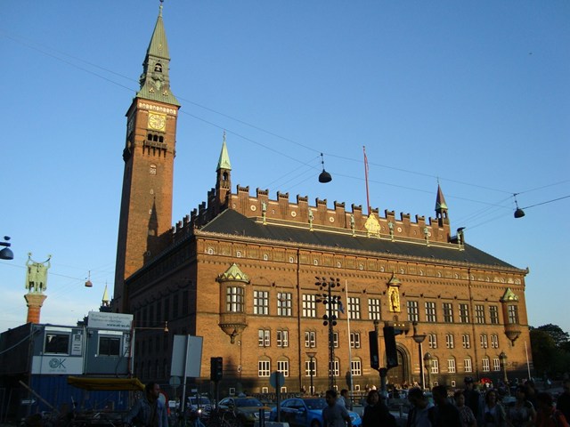 堂々とした煉瓦造りの市庁舎。中央駅もそうだったが、煉瓦造りが目立つ。